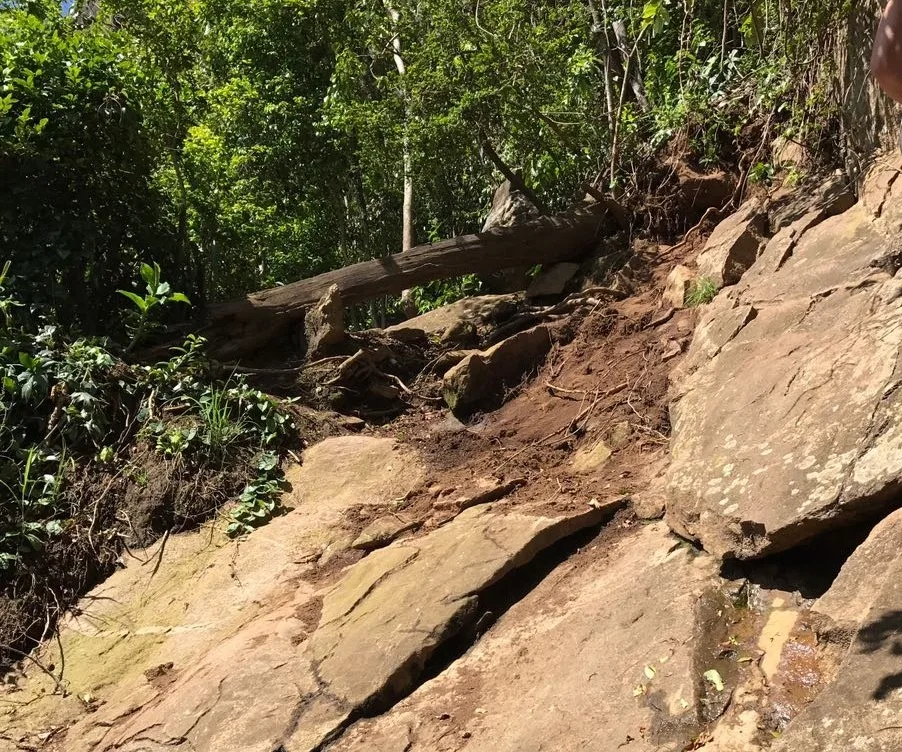 Pedras ameaçam rolar e trilha é interditada no Morro do Moreno em Vila Velha