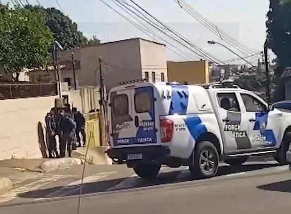 VÍDEO | Policial da reserva se recusa a entregar arma e BME cerca casa em Vila Velha