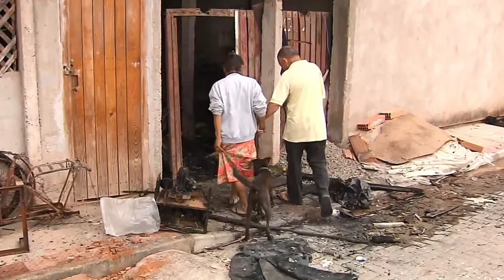 Pais do jovem que incendiou a própria casa pedem ajuda após perderem tudo