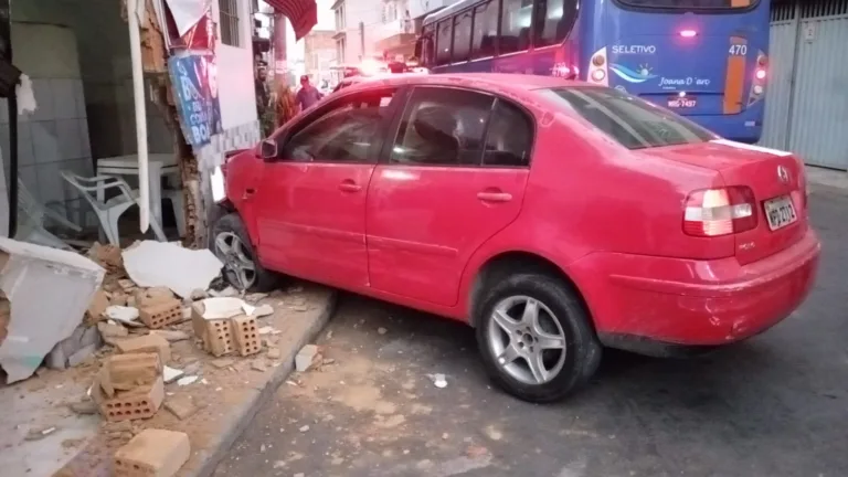 Motorista invade restaurante com o carro e foge em Colatina