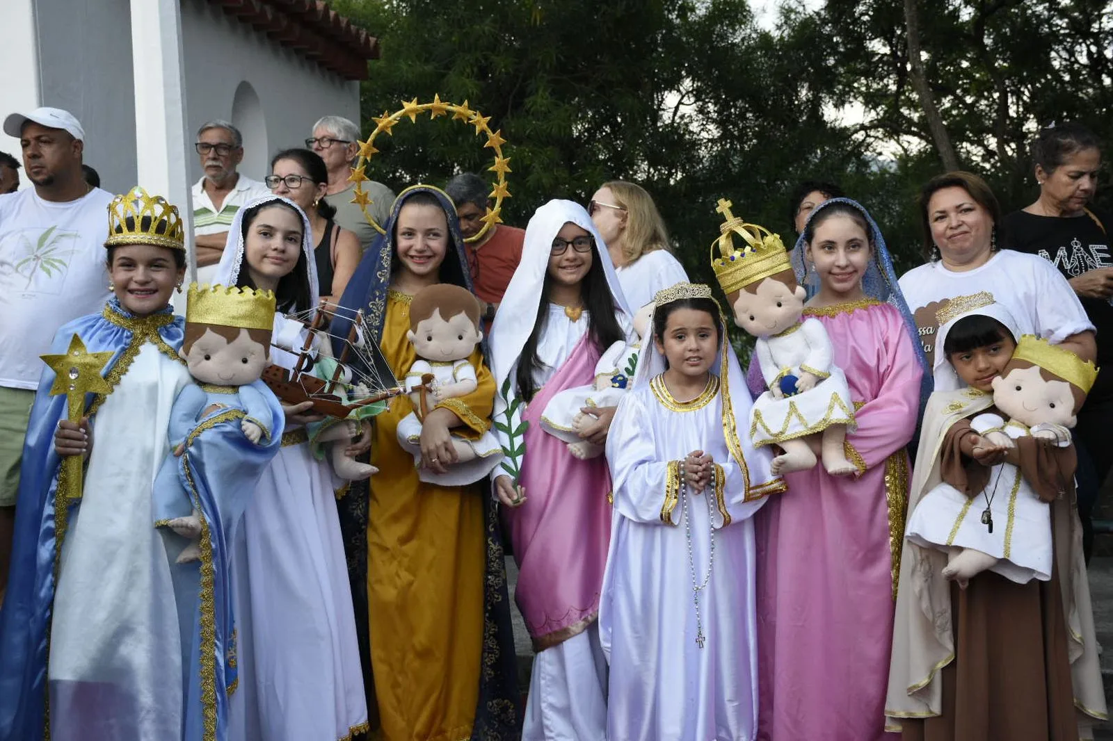 Festa da Penha: crianças participam de coroação de Nossa Senhora