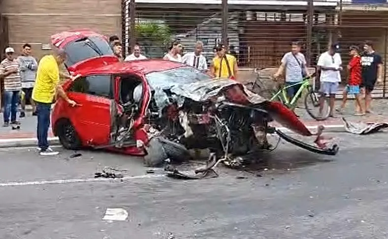 Motorista perde controle da direção e carro fica destruído após acidente em Vitória