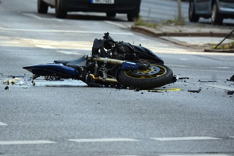 Motociclista atingido por carro durante "cavalo de pau" será indenizado