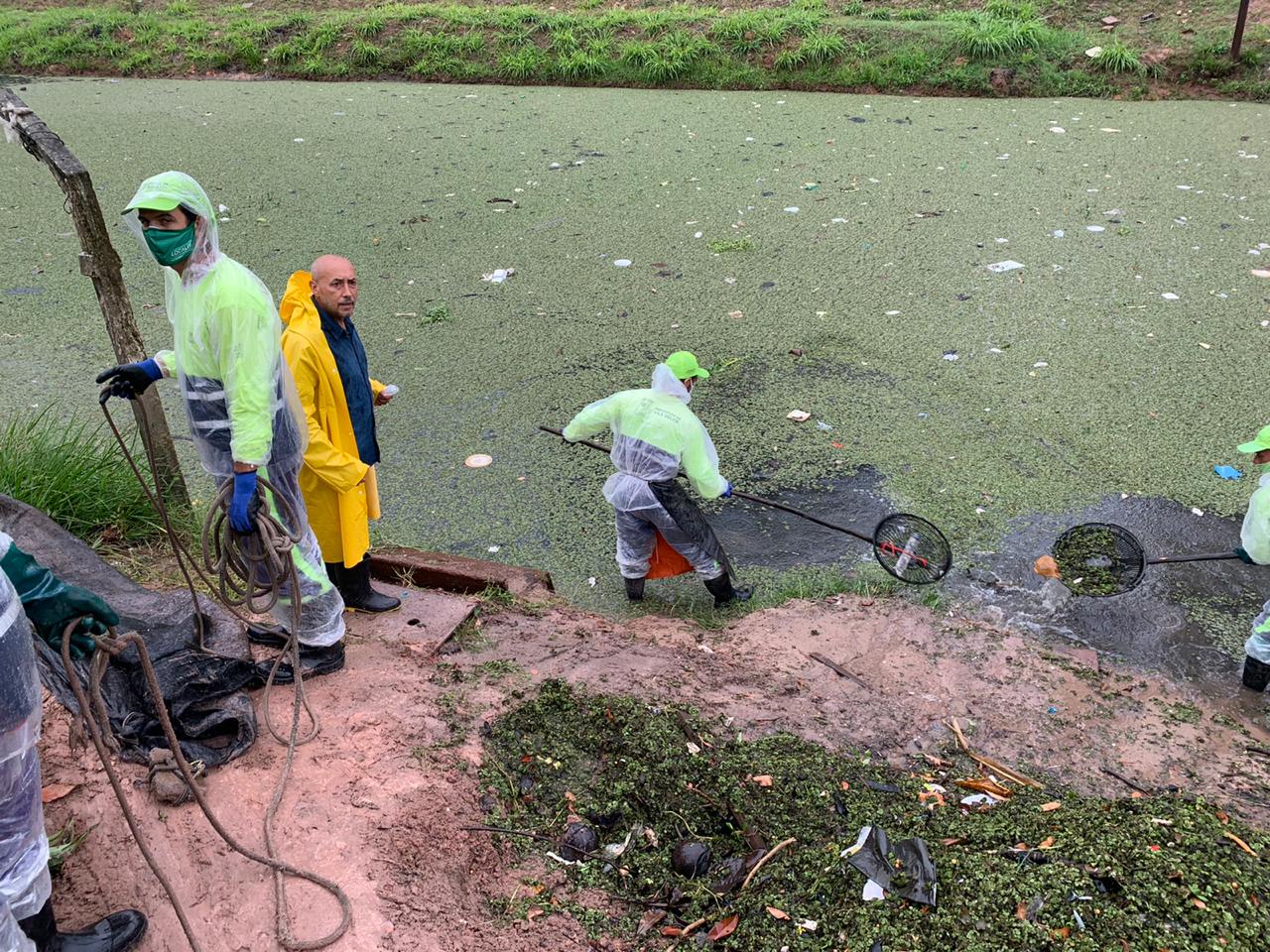 Após chuvas, mais de 37 toneladas de lixo são recolhidos de valões em Vila Velha