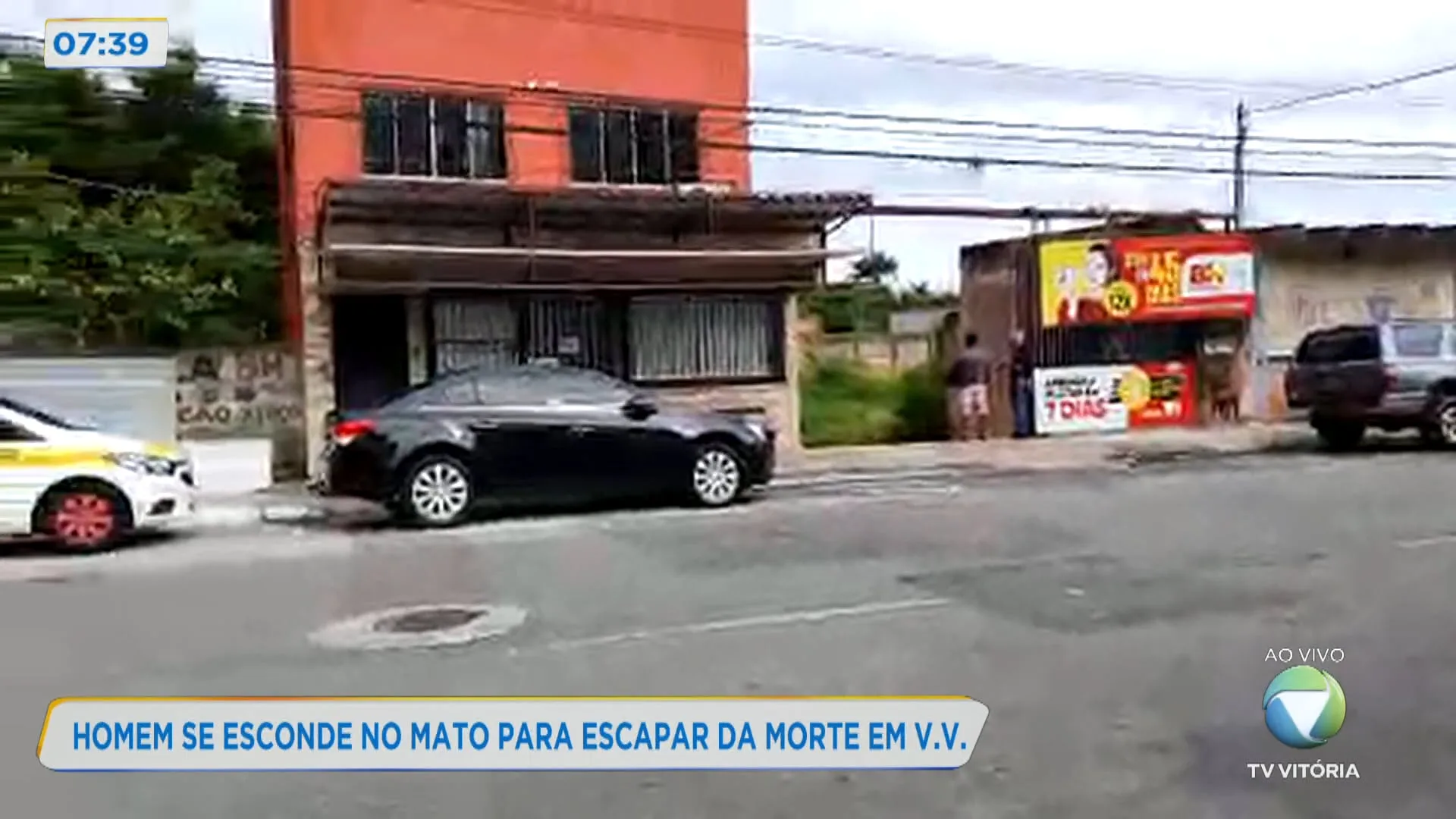 Homem se esconde no mato para escapar da morte