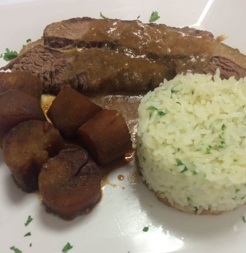 Maminha assada com batata doce caramelizada e arroz de salsa