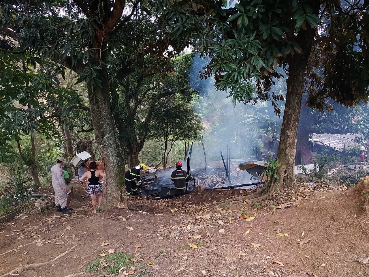 Homem coloca fogo em residência após agredir a ex-companheira em Cariacica