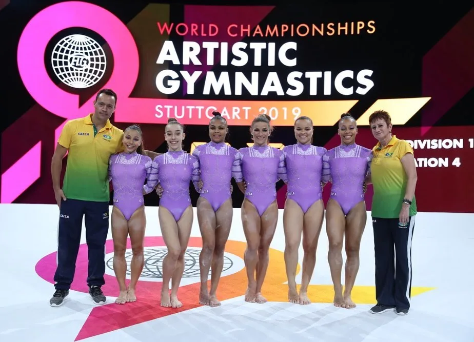 Seleção feminina de ginástica artística faz treino de pódio antes de estreia no Mundial