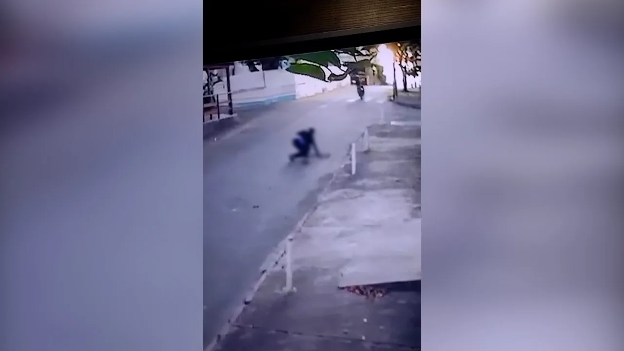 VÍDEO | Jovem cai e rola no chão ao fugir de tentativa de assalto em Cariacica