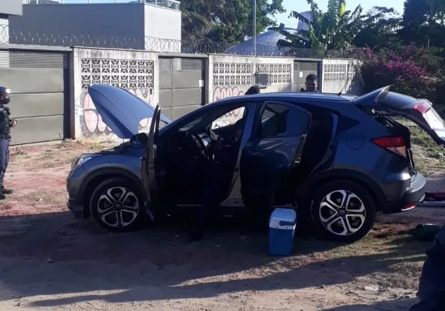 Homem é detido ao ser flagrado em carro com placa clonada durante blitz na Serra