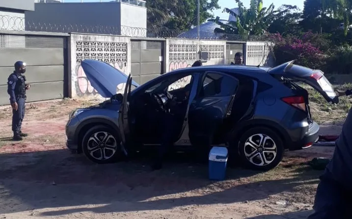 Homem é detido ao ser flagrado em carro com placa clonada durante blitz na Serra