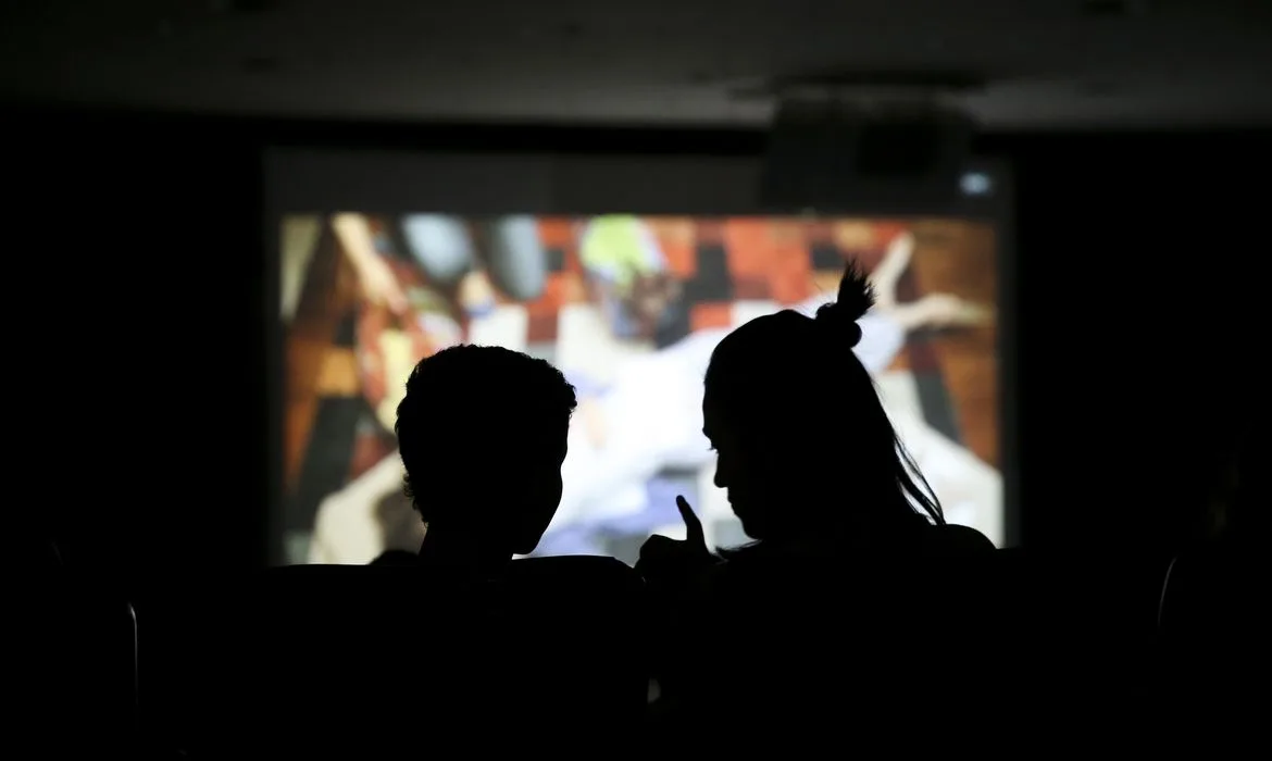 Brasília – Crianças de escolas do DF assistem a filmes durante o “Festivalzinho”, atividade do 49º Festival de Brasília do Cinema Brasileiro (Marcelo Camargo/Agência Brasil)