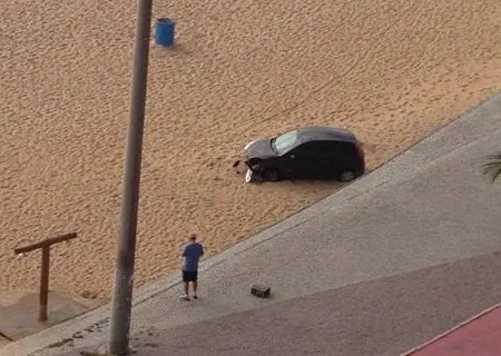 Motorista perde controle da direção e carro vai parar na areia de praia em Vila Velha