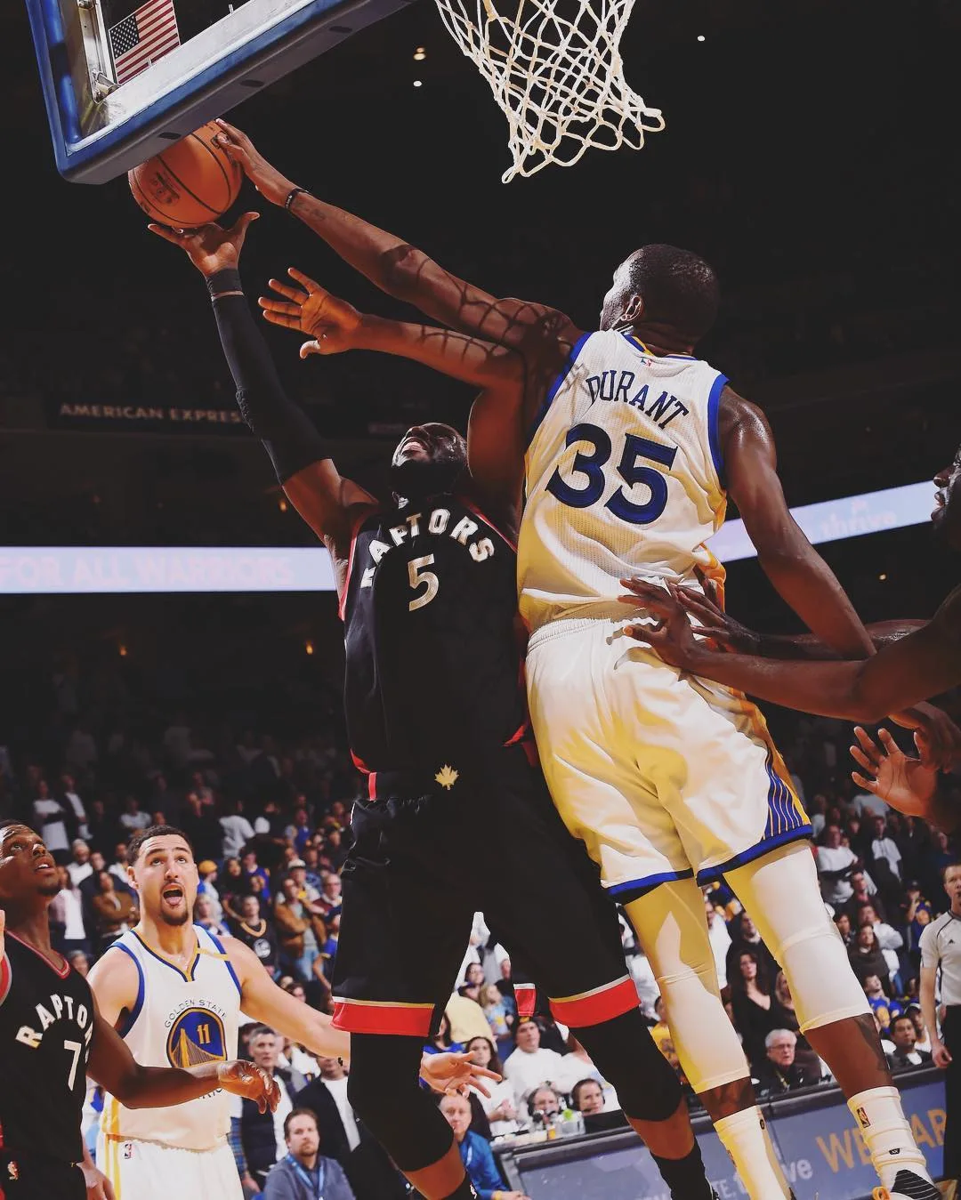 Warriors define jogo no início e supera Raptors em casa