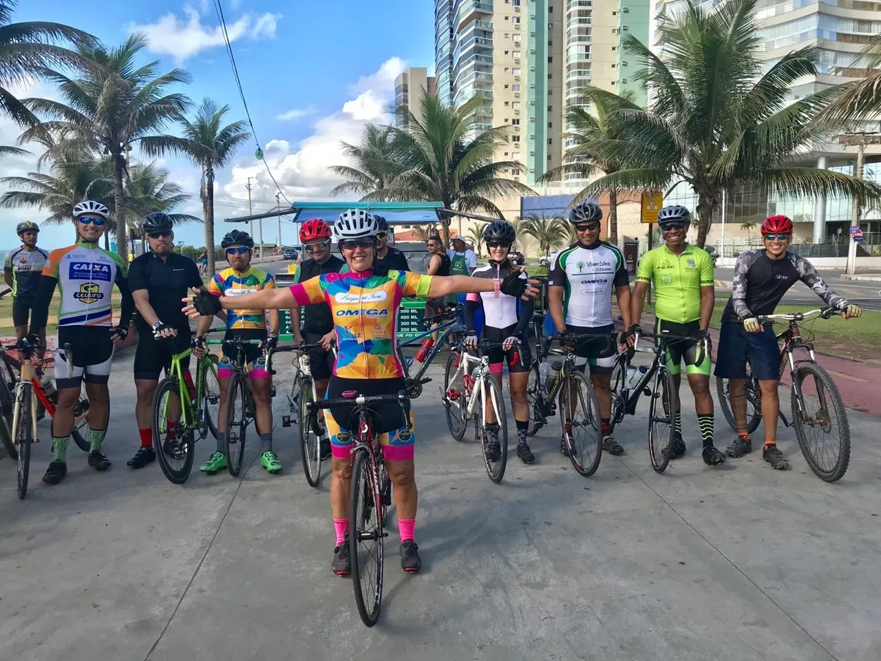 Ciclista atropelada na Rodovia do Sol volta ao local do acidente e diz que o medo foi superado