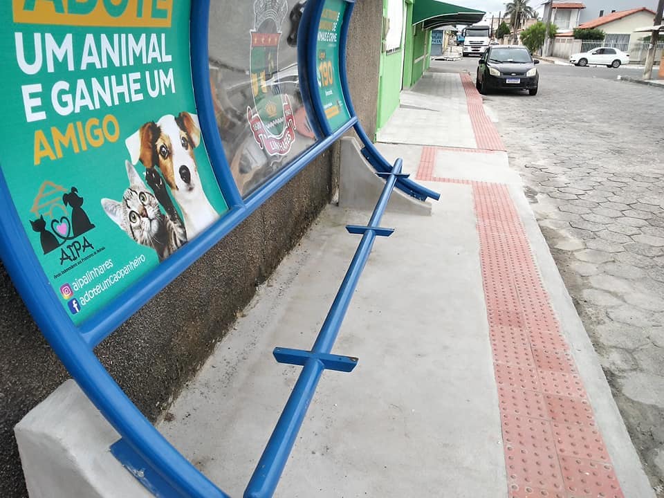 Ladrões levam até assentos de abrigos de ônibus da cidade