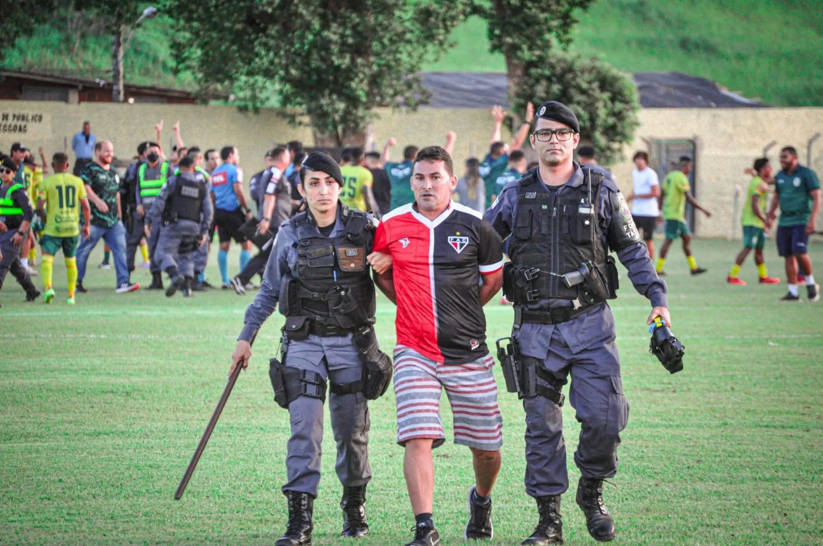 Torcedor é preso por invadir estádio e agredir árbitro em Nova Venécia