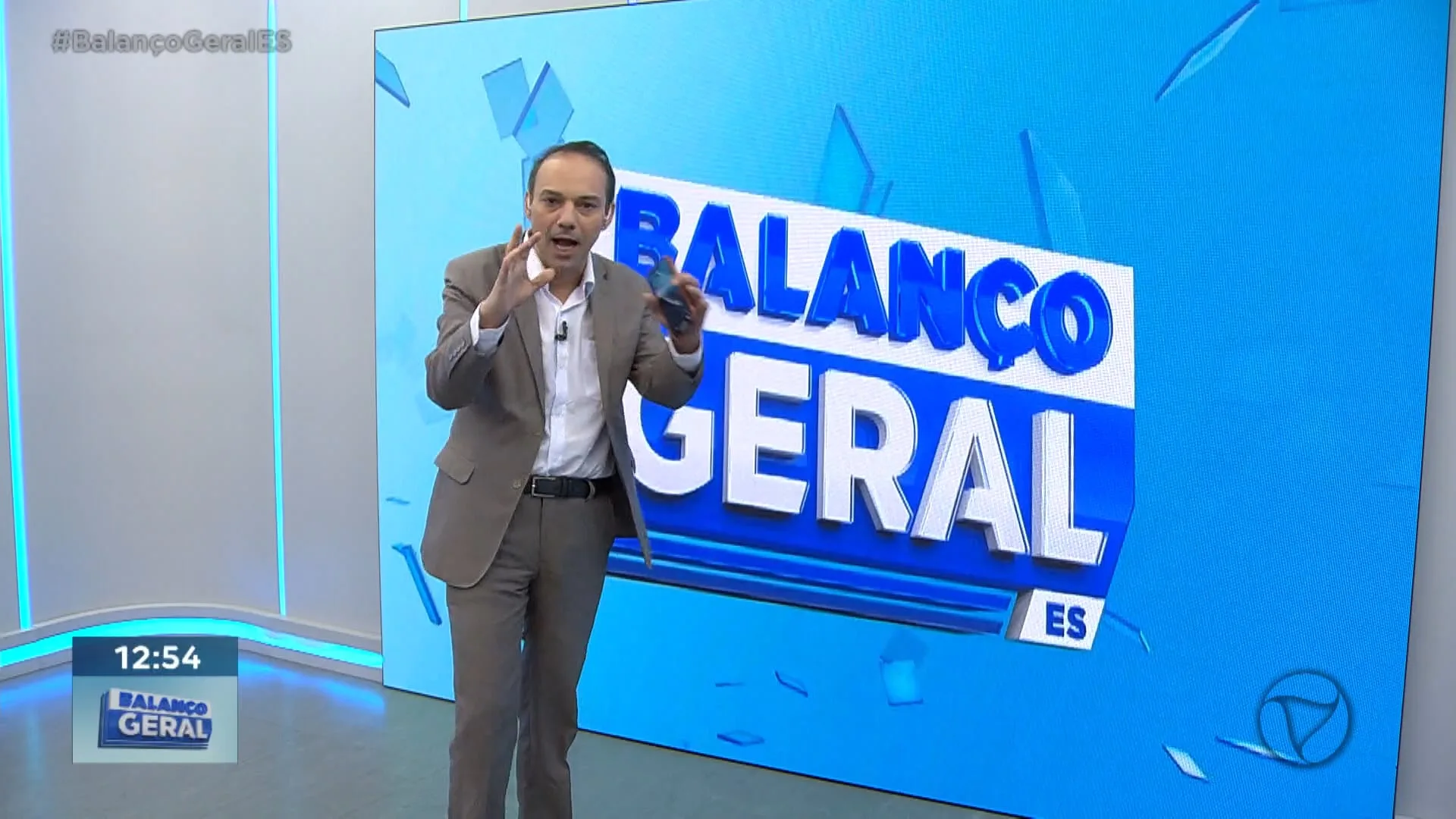 INACREDITÁVEL! BANDIDO CHEGA DE GUARDA-CHUVA, RENDE MOTOBOY NA HORA QUE ELE FAZIA UMA ENTREGA.