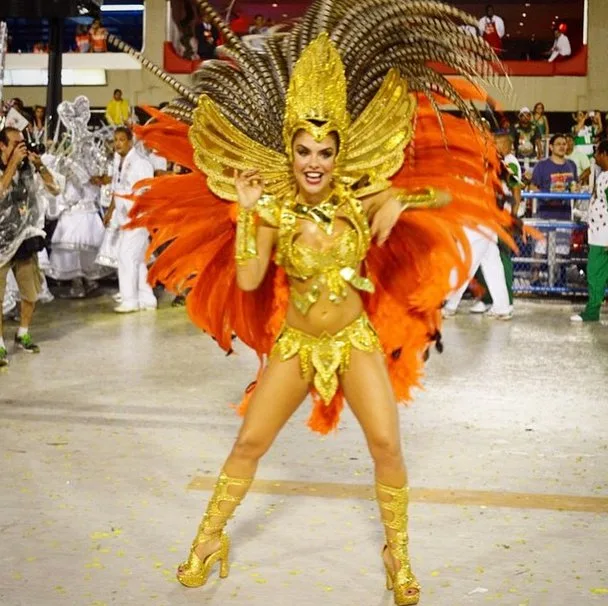 Paloma Bernardi assume posto de rainha de bateria da Grande Rio