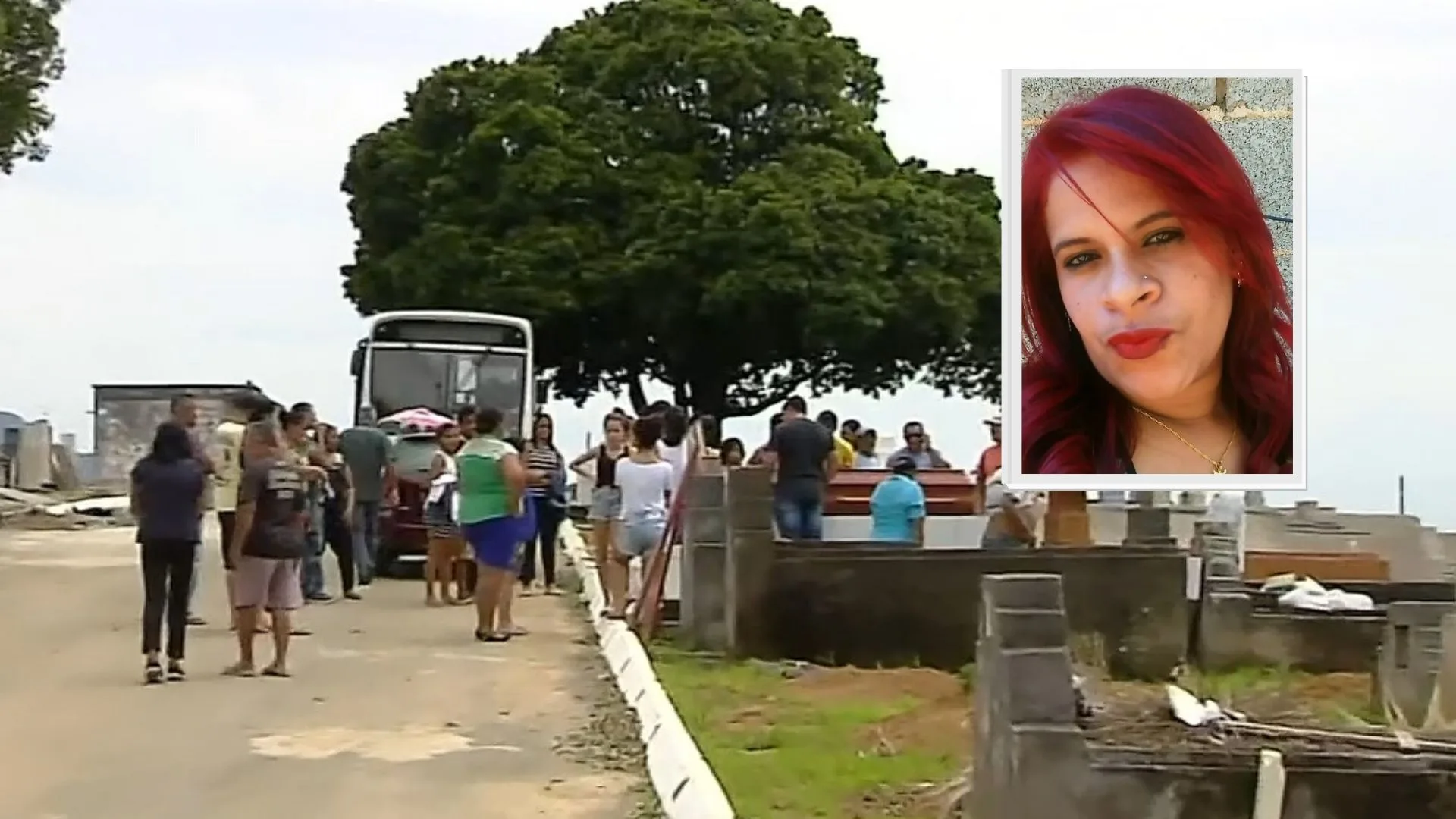 Revolta e tristeza marcam enterro de mulher assassinada na frente do filho em Cariacica