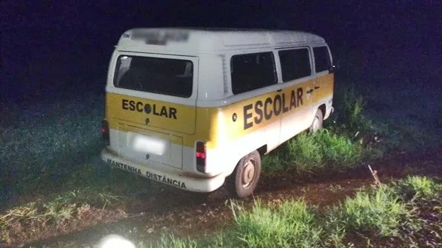 Kombi escolar perde direção e colide contra barranco