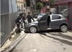 Perseguição em Vitória acaba com dois suspeitos foragidos e carro capotado