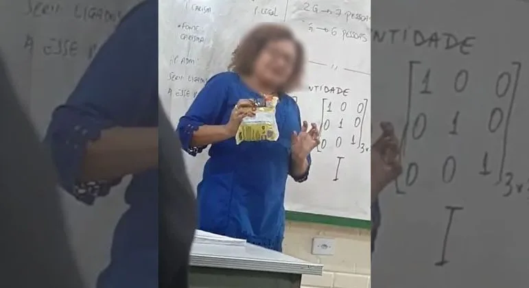 Aluno dá esponja de aço como "presente" a professora negra no Dia da Mulher