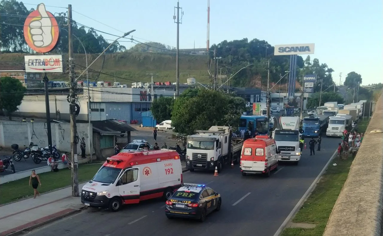 Acidente na BR-101 entre moto e caminhão mata mulher em Viana