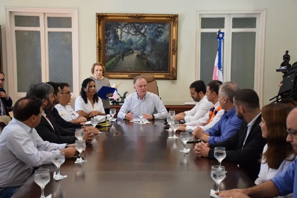 Renato Casagrande recebe Comando Unificado da Crise sobre óleo que atinge litoral brasileiro