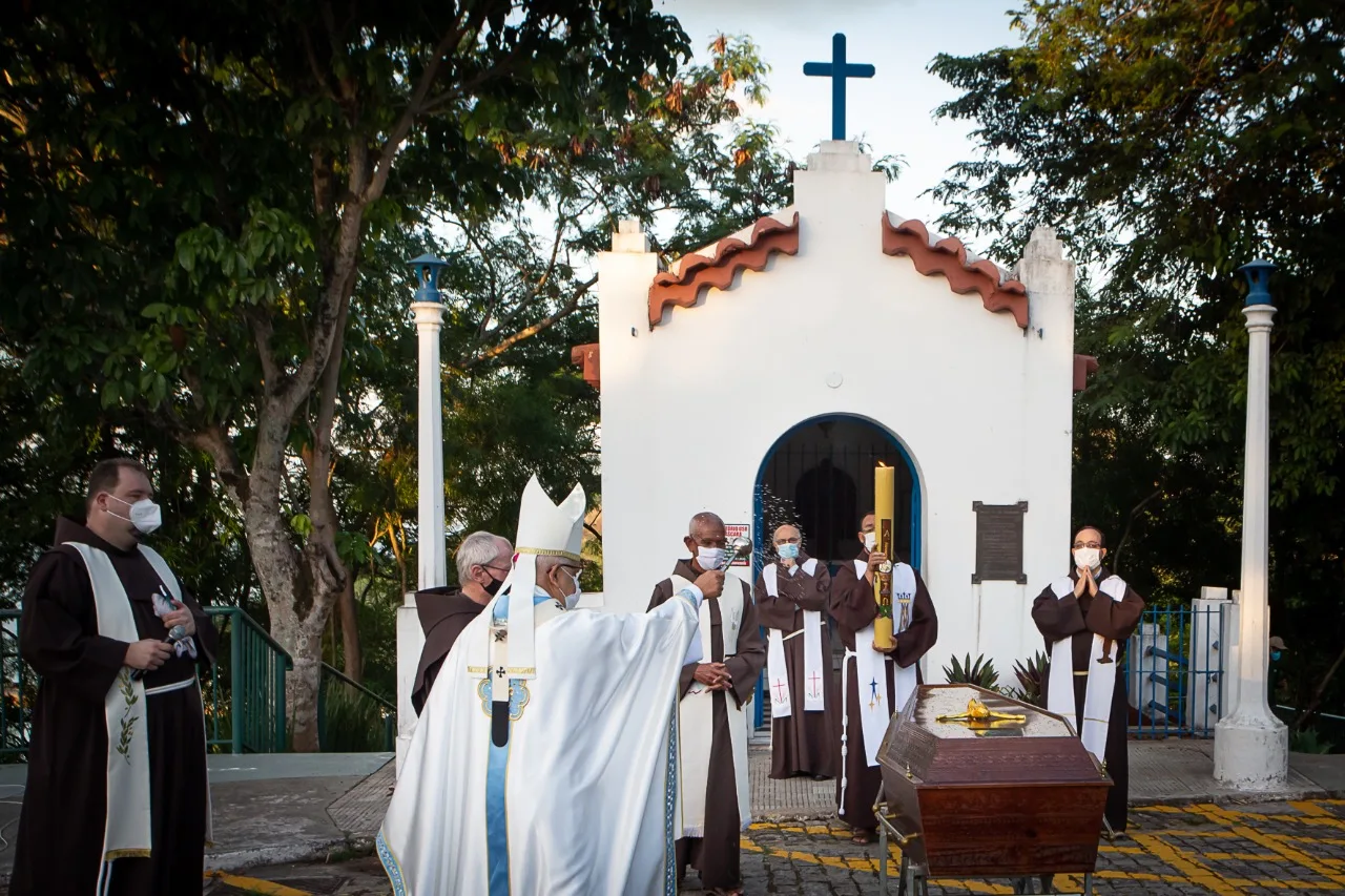 Despedida de frade que morreu com covid-19 marca 5º dia da Festa da Penha