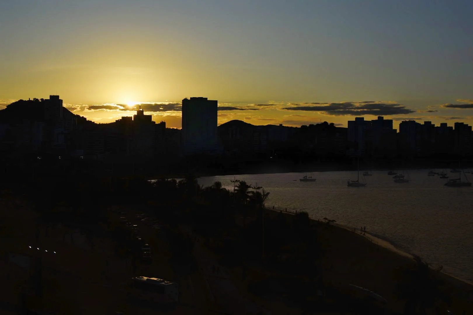 Semana começa com sol ou chuva no ES? Veja previsão do tempo