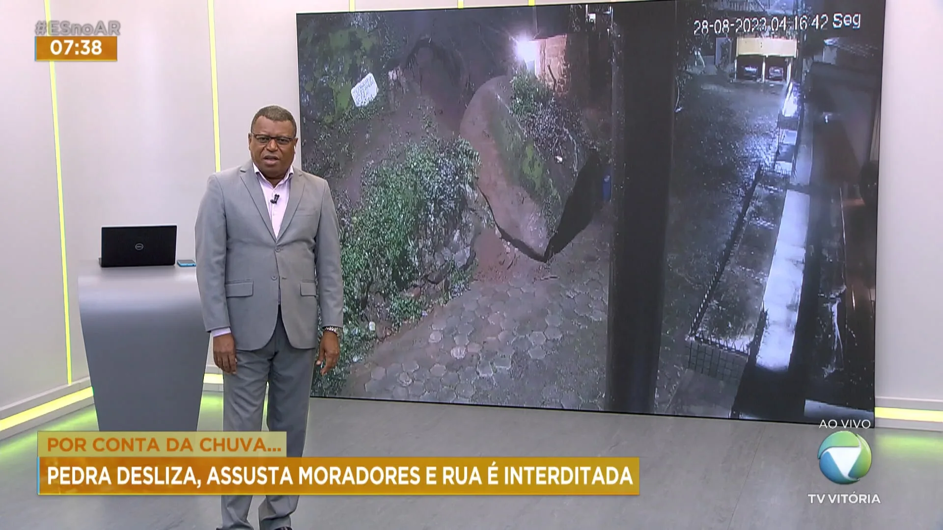 Pedra desliza de barranco e assusta moradores