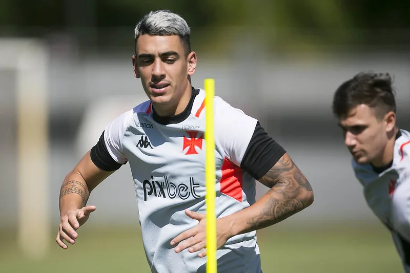 Lateral do Vasco é cortado da seleção uruguaia porque não tomou vacina