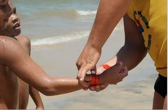 Verão: pulseiras de identificação previnem crianças perdidas nas praias