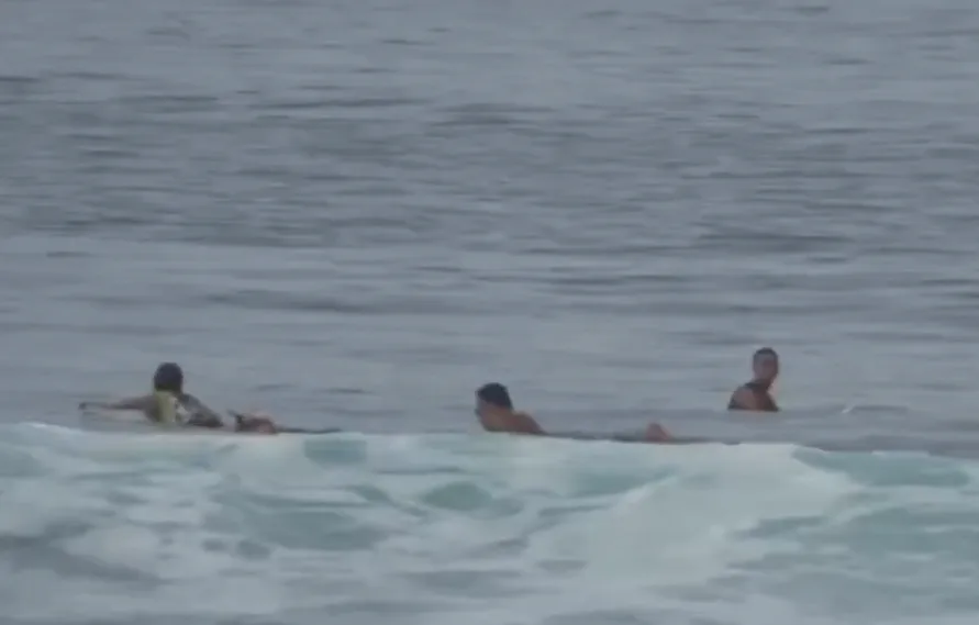 VÍDEO | Surfista capixaba agride atleta americana em praia da Indonésia