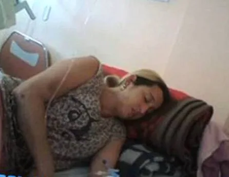 Mulher engole lâmina de barbear ao beber água