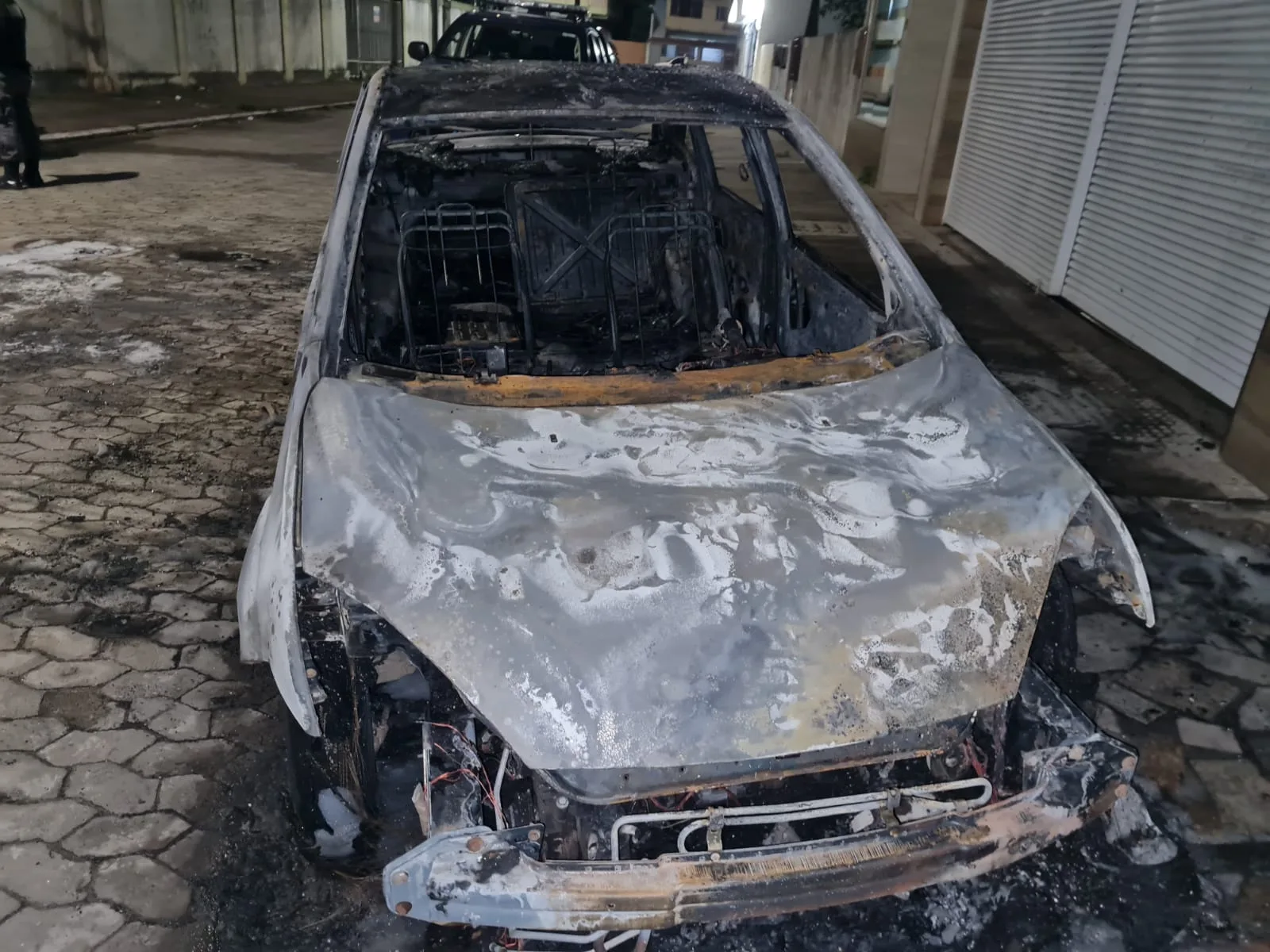 Carro é incendiado após ser usado durante ataque em Vila Velha