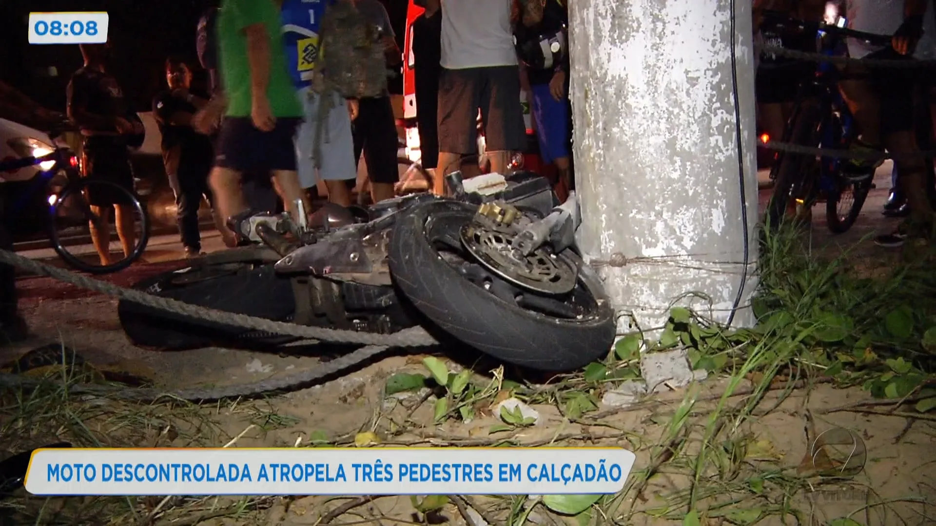 Moto descontrolada atropela três pedestres em calçadão