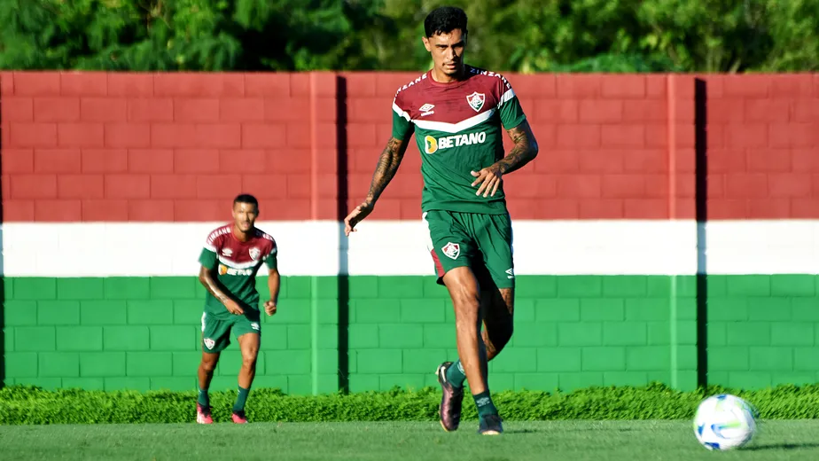 Fluminense afasta zagueiro Vitor Mendes em meio à investigação sobre manipulação