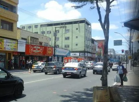 Mulher fica ferida após ser atropelada por motocicleta em avenida de Vila Velha