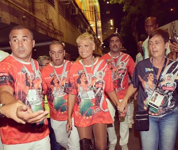 Muito glitter, glamour e alegria. Xuxa revela como foram os bastidores do desfile da Grande Rio