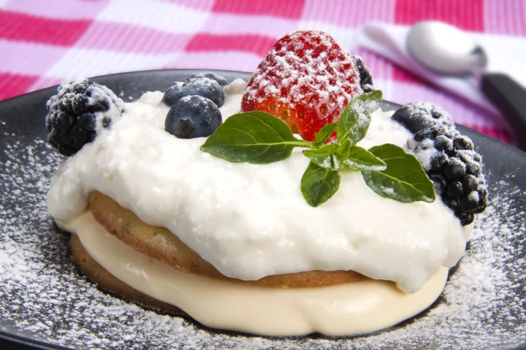 Aprenda a fazer uma torre de fondue com frutas vermelhas