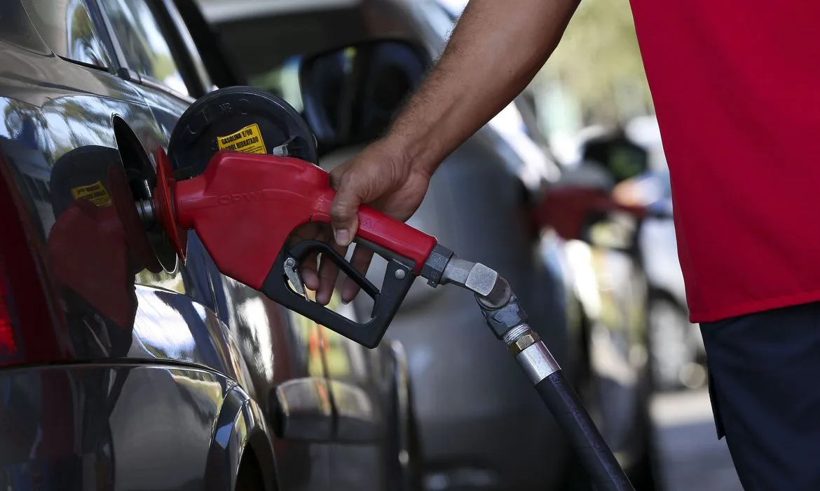 Brasilienses enfrentam até 4km de filas para abastecer em posto de combustíveis que vende gasolina a R$ 2,98 como parte do Dia da Liberdade de Impostos (DLI).