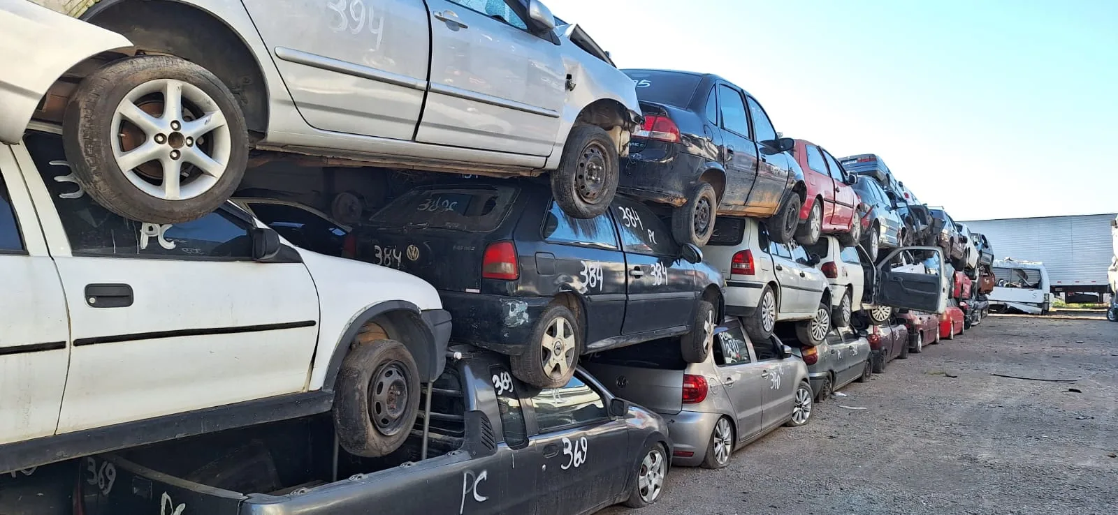 Quase 2 mil veículos em pátios do Detran-ES vão virar sucata para reciclagem