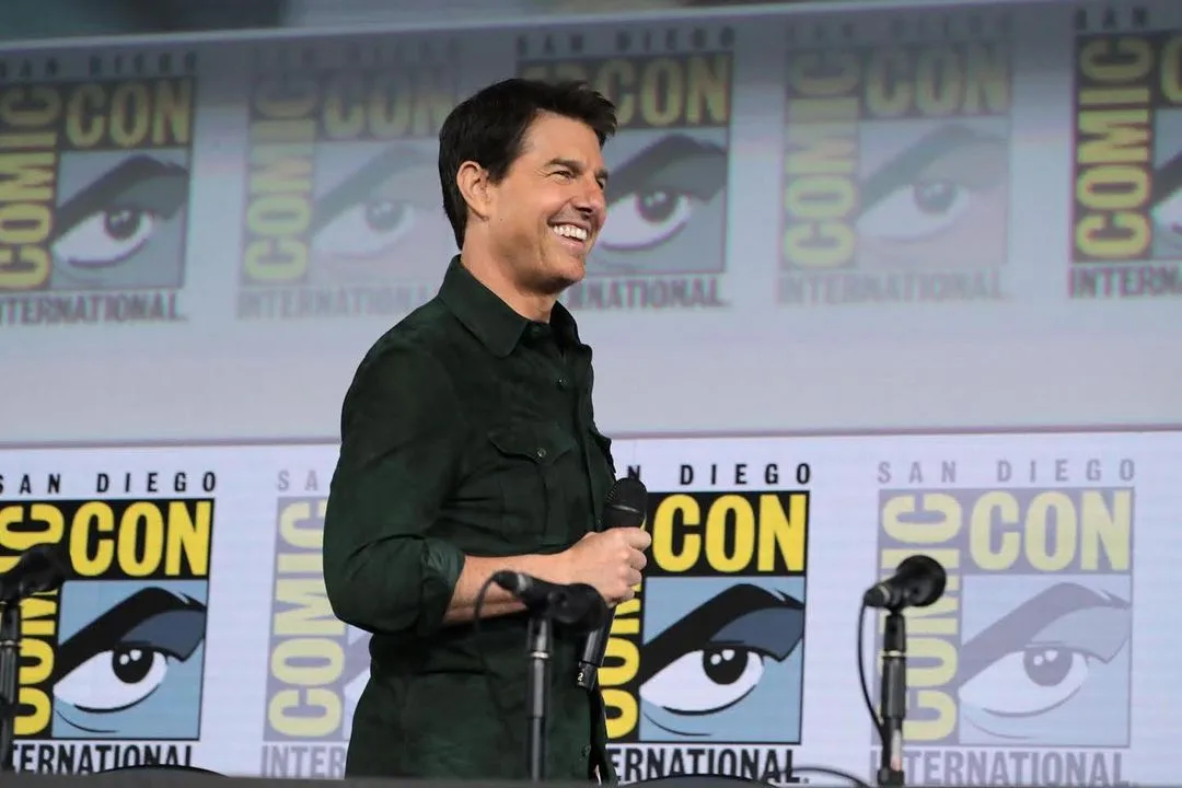 Após perder os dentes em jantar, Tom Cruise implorou por segredo, diz jornalista