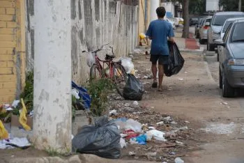 Ponto viciado de acúmulo de lixo – Rua Desembargador Otávio C. Lengruber, em Itararé, com lixo acumulado