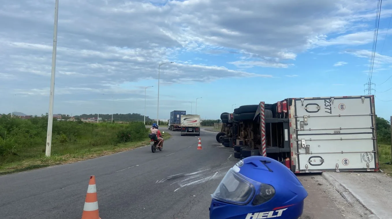 Carreta com carga de chocolate tomba na Rodovia Leste-Oeste