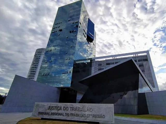TRT-ES inicia seleção para estagiários em várias áreas