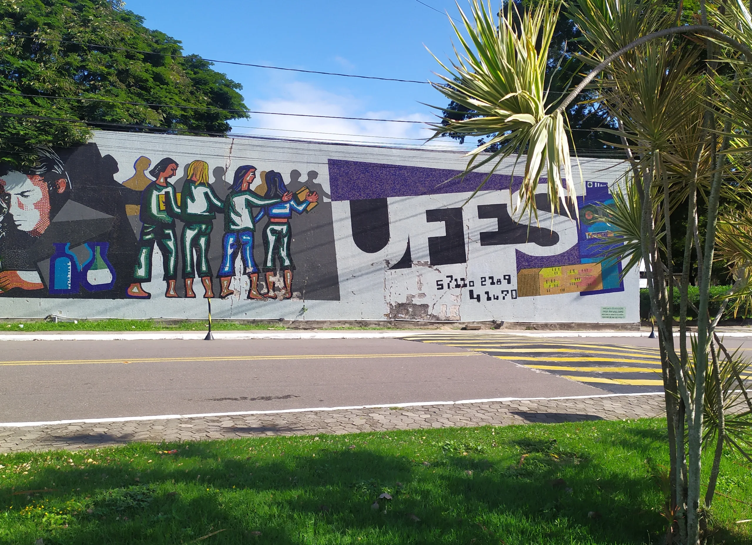 Em meio a protestos de estudantes, Ufes suspende aulas nesta quarta