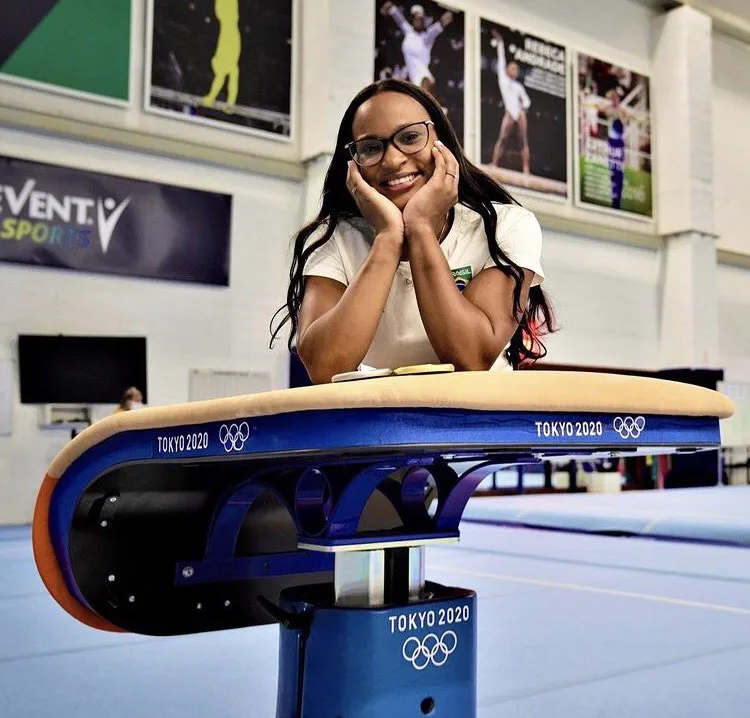 Rebeca Andrade é presenteada com aparelho usado na conquista do ouro em Tóquio